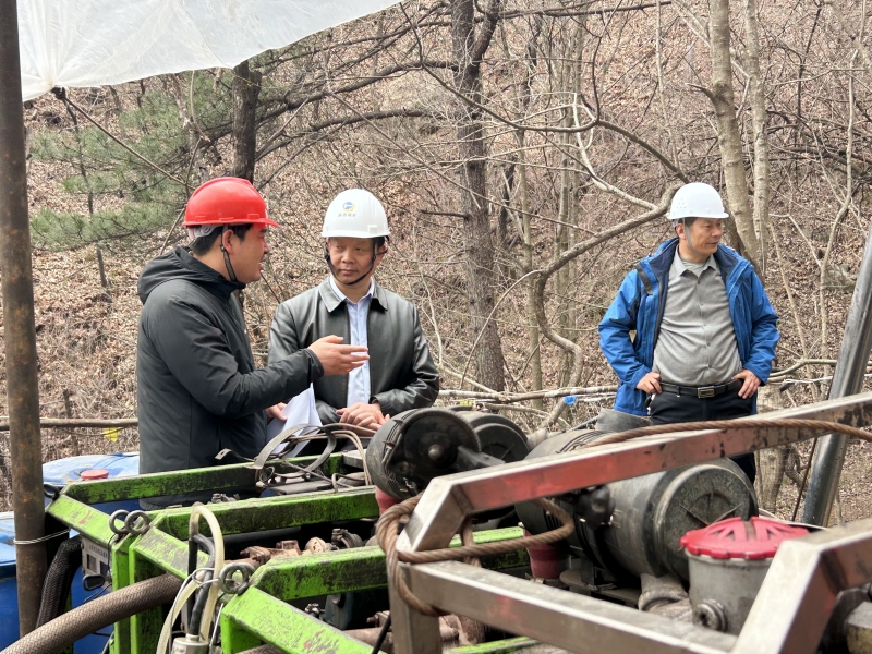 荆平深入西安地勘院陕南三个省地勘基金项目检查指导工作看望慰问一线员工